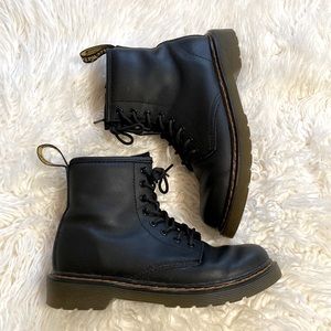 Doc Marten size 3Y/4.5-5W black leather boots ! 🤍
